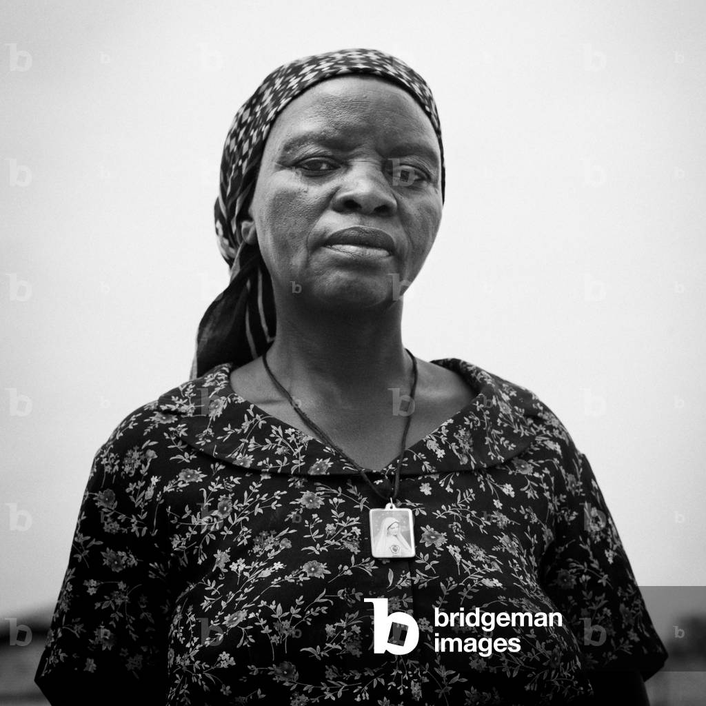 Old Woman with Headband in Benguela, Angola, Africa (photo)
