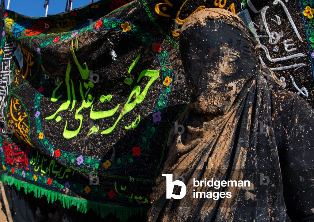 Iranian Shiite Muslim Woman Covered in Mud, Chanting and Self-flagellating during Ashura, Kurdistan Province, Bijar, Iran (photo)