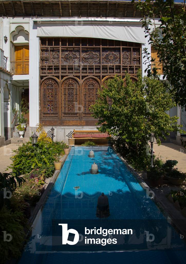Heritage house with an old wooden window, Isfahan Province, Isfahan, Iran (photo)