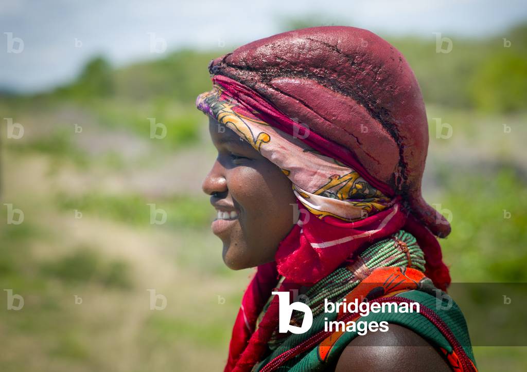 Mugambue Girl with a Traditional Hairstyle made of Red Mud, Angola, Africa (photo)