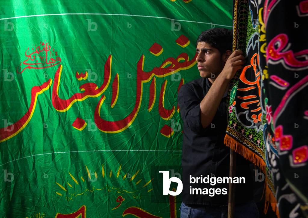 Iranian shiite muslim man in the bazaar to commemorate the martyrdom anniversary of Hussein during Muharram, Isfahan Province, Isfahan, Iran (photo)