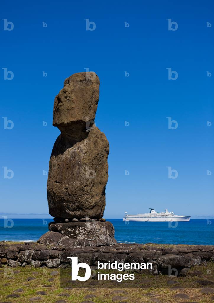 Moai and Cruise Ship in Ahu Tahai, Easter Island, Hanga Roa, Chile (photo)
