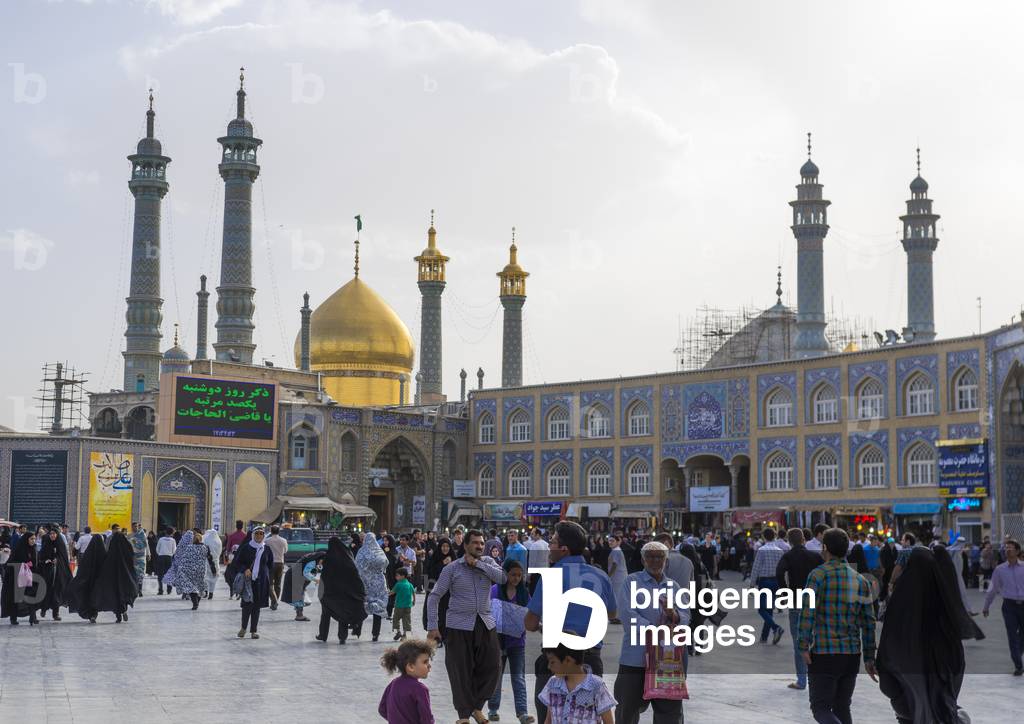 Pilgrims at the shrine of Fatima al-Masumeh, Qom province, Qom, Iran (photo)