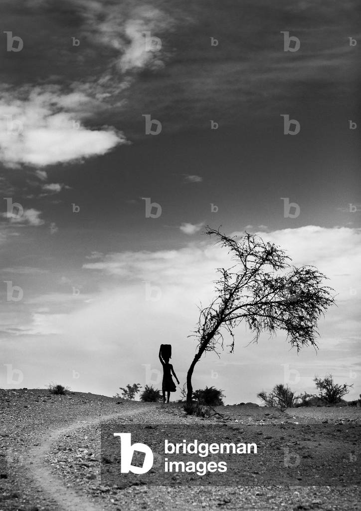 Mukubal Woman Carrying Water on her Head, Virie Area, Angola, Africa (photo)