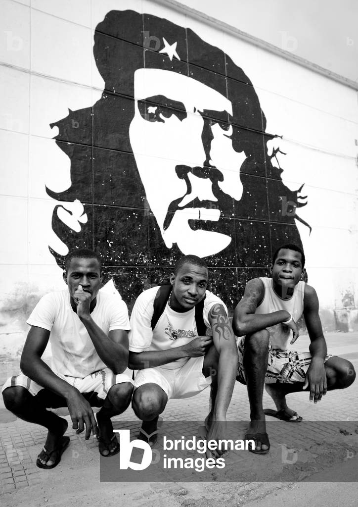 Men Crouched in front of a Che Guevara Wall Painting, Sumbe, Angola, Africa (photo)