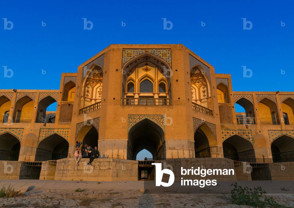 Khaju bridge Pol-e Khaju over dry Zayandeh river, Isfahan Province, Isfahan, Iran (photo)
