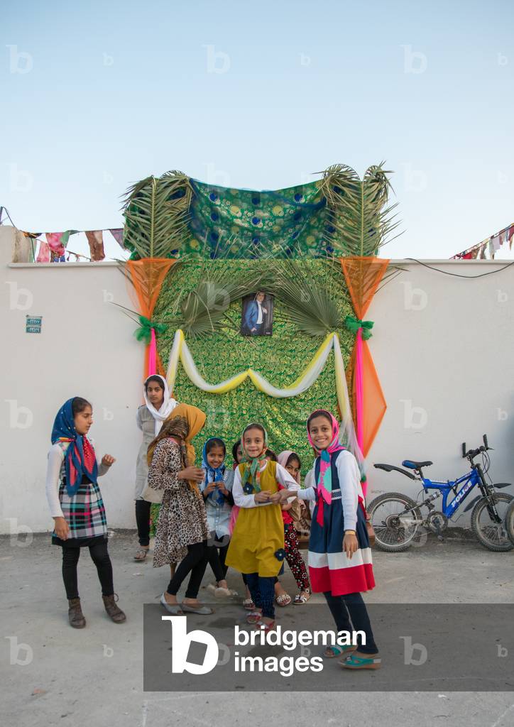 Girls In Front Of A Set For A Wedding In The Street, Hormozgan, Kushkenar, Iran, 2015 (photo)