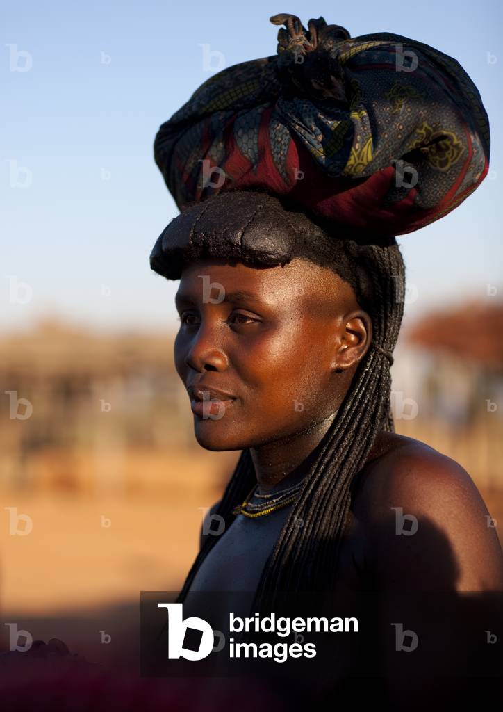 Mucawana Woman Carrying a Bundle on her Head, Village of Oncocua, Angola, Africa (photo)