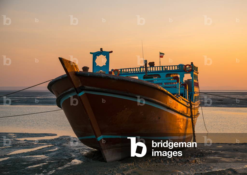 Dhow boat at low tide, Qeshm Island, Laft, Iran (photo)
