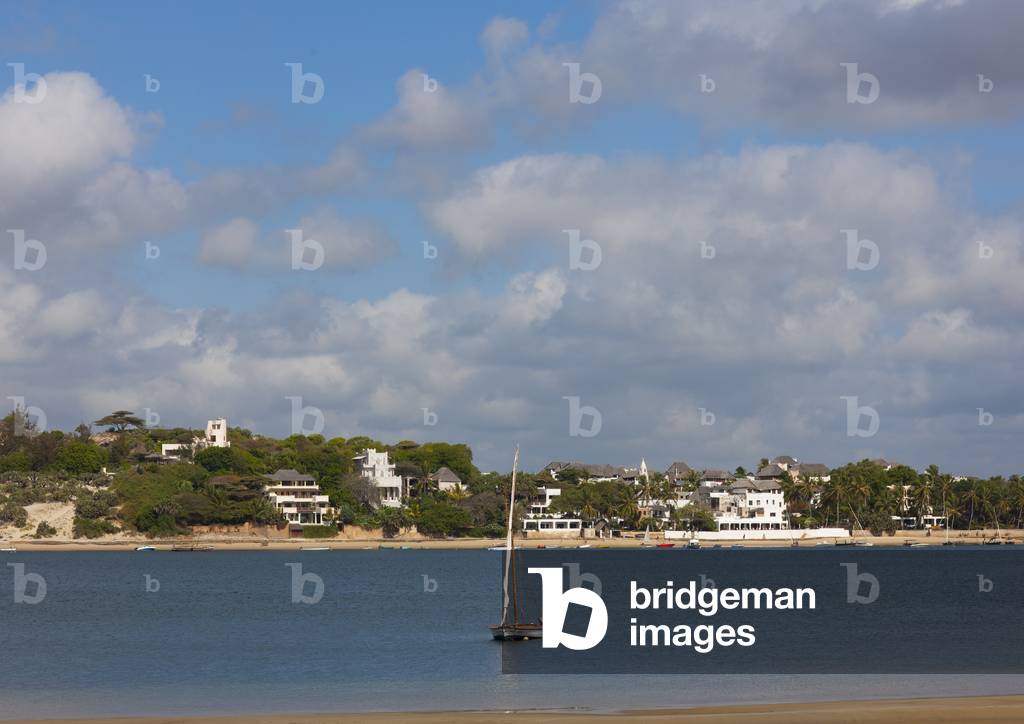 A dhow moored near to the beach of manda island, View of prince of hanover's house, Lamu, Kenya, Africa (photo)