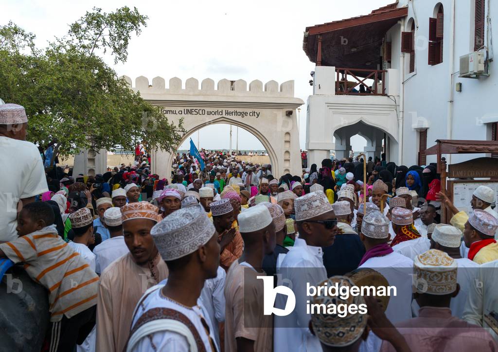 Sunni muslim people parading in front of the town gate during the maulidi festivities in the street, Lamu county, Lamu town, Kenya, Africa (photo)