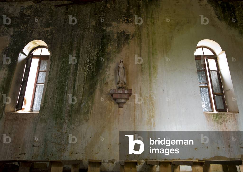Inside Kunhinga Church in Bie Area, Angola, Africa (photo)