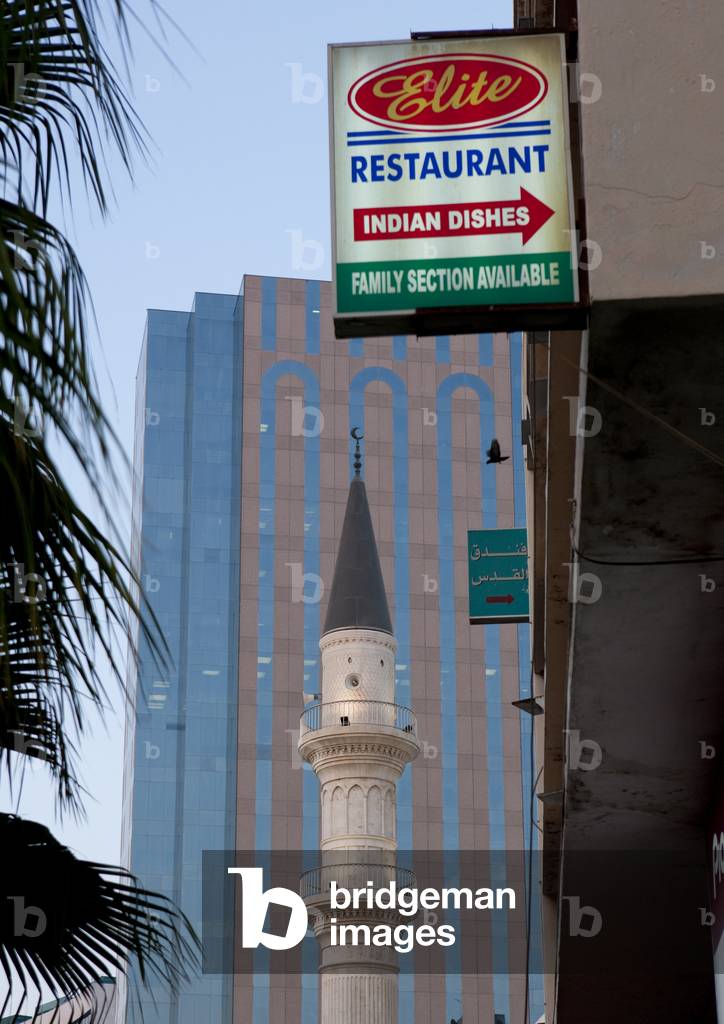 Mosque Minaret in Jeddah, Saudi Arabia (photo)