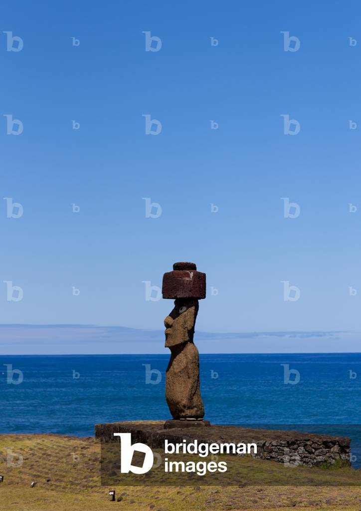 Moais in Ahu Tahai, Easter Island, Hanga Roa, Chile (photo)