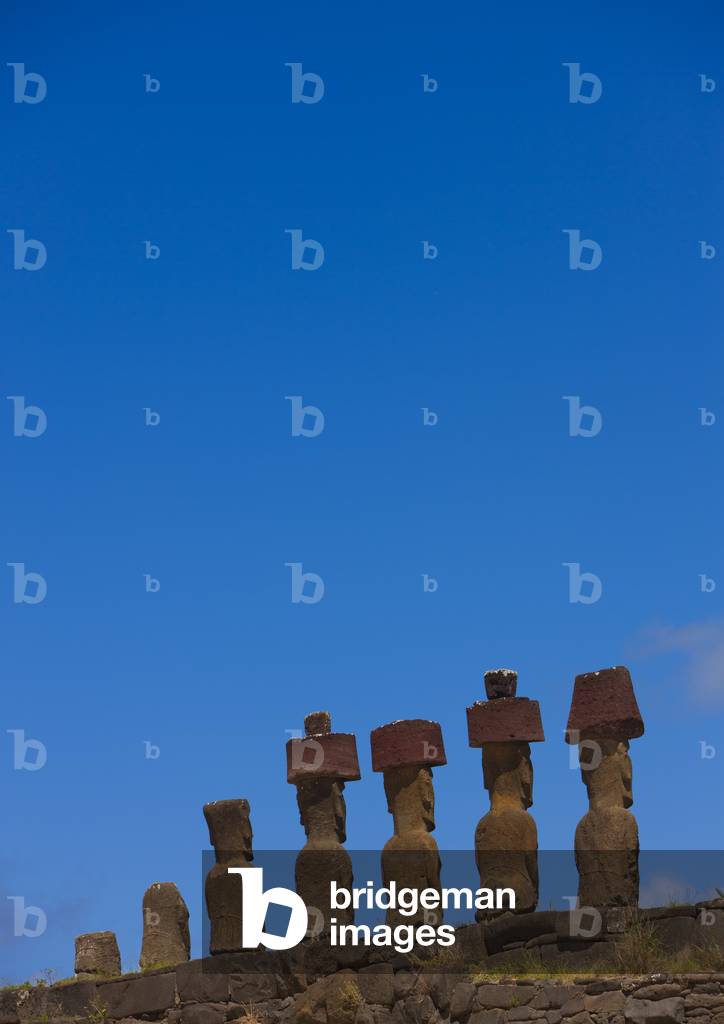 Moais in Ahu Nau Nau at Anakena Beach, Easter Island, Chile
 (photo)