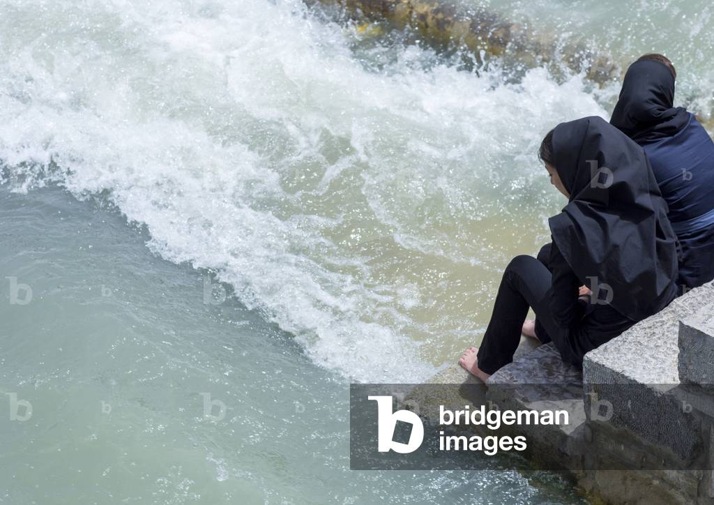 Khaju bridge pol-e khaju spanning the zayandeh river, Isfahan province, Isfahan, Iran (photo)