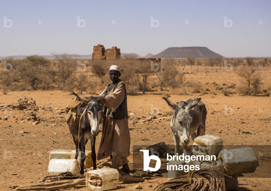 People Taking Water from a Well in The Desert, Naga, Nubia, Sudan (photo)
