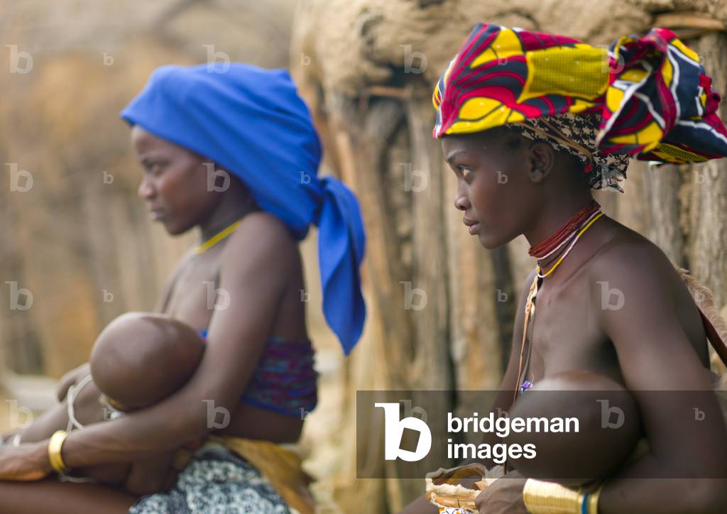 Mucubal Women with Ompota Headdresses holding their Babies, Virie Area, Angola, Africa (photo)