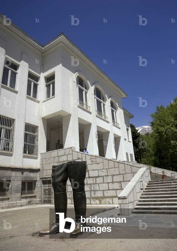 Reza Shah'S Legs Statue In Front Of Mellat Palace In The Saad Abad Palace Complex, Shemiranat County, Tehran, Iran, 2015 (photo)
