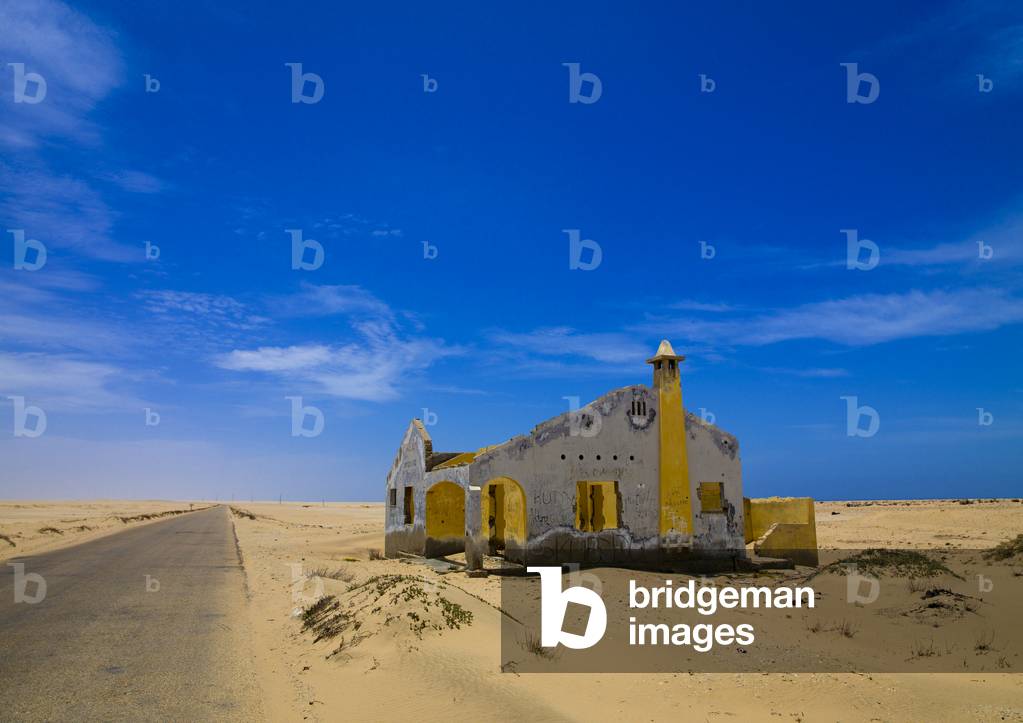 Road Menders House on the Side of the Road, Tombwa, Angola, Africa (photo)