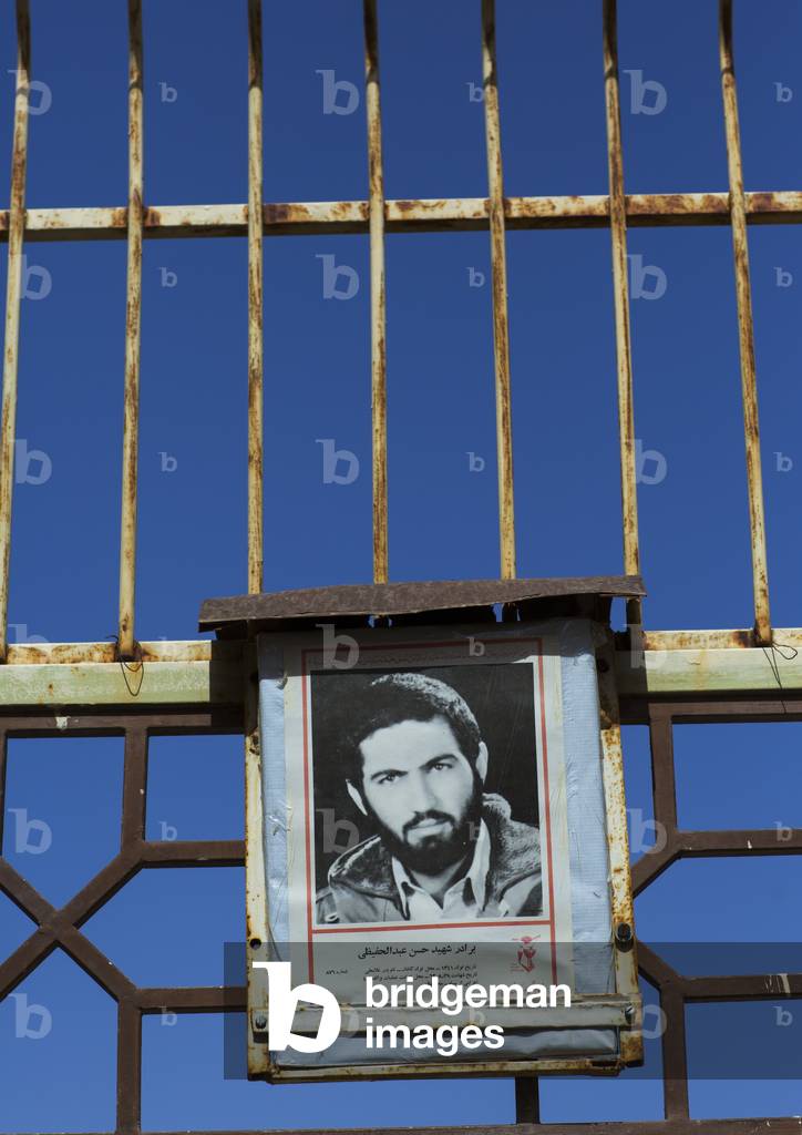 Sign paying homage to soldier fallen during the war between Iran and Iraq, Isfahan province, Kashan, Iran (photo)