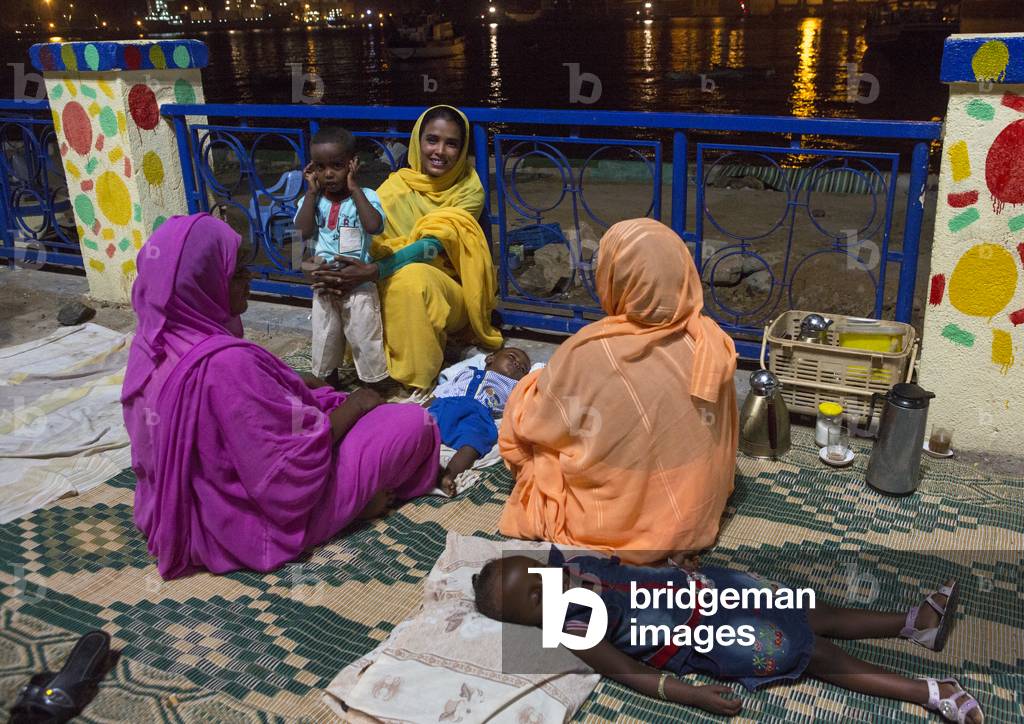 Women And Kids Relaxing on The Corniche, Port Sudan, Red Sea State, Sudan (photo)