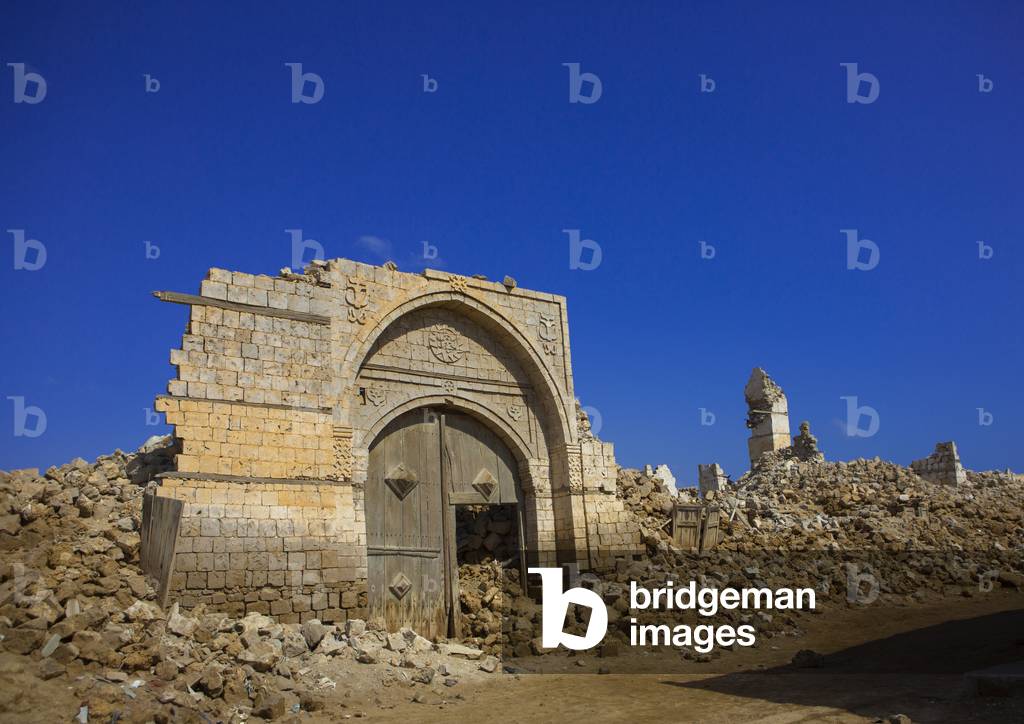 Wodden Door in The Middle of a Ruined Ottoman Coral Buildings, Suakin, Port Sudan, Sudan (photo)