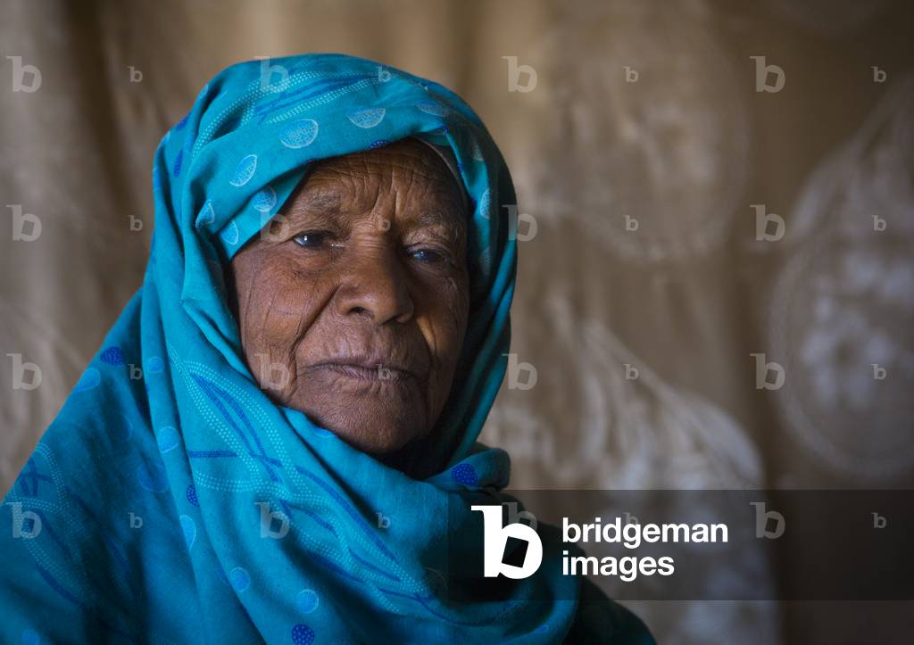 Nubian Lady Dressed in The Traditional Colourful Tub, Bagrawiyah, Kush, Sudan (photo)