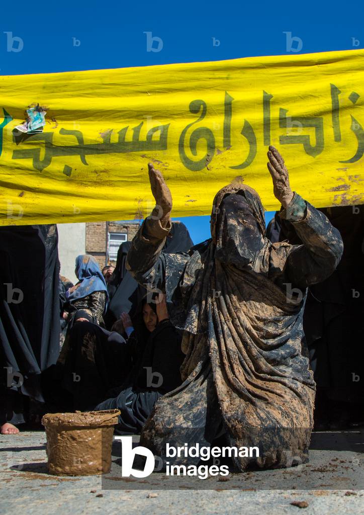 Iranian Shiite Muslim Woman Covered in Mud, Chanting and Self-flagellating during Ashura, Kurdistan Province, Bijar, Iran (photo)