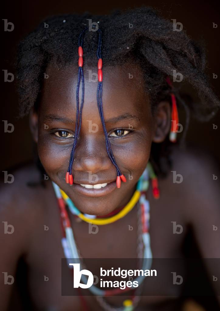 Mudimba Girl with Plaits in front of the Face called Misses Fina, Angola, Africa (photo)