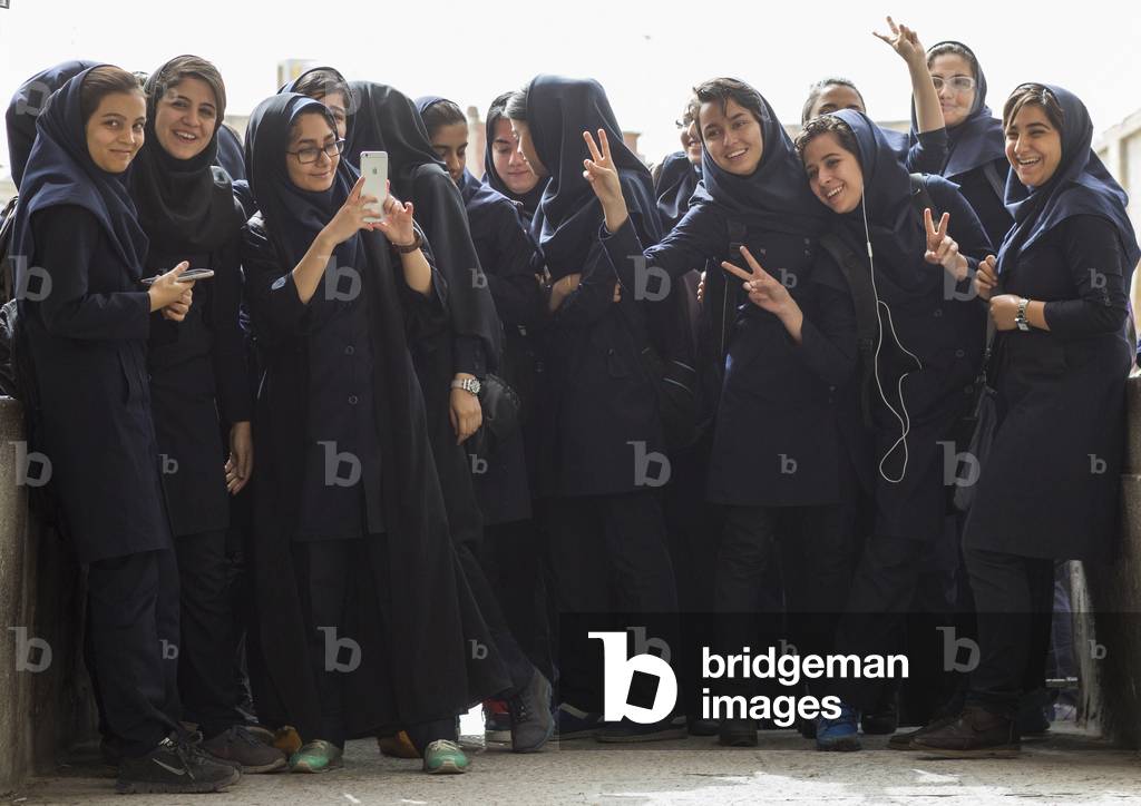 Iranian students women taking pictures with mobile phones, Isfahan province, Isfahan, Iran (photo)