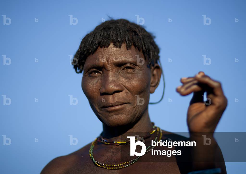 Mucawana Old Woman, Village of Oncocua, Angola, Africa (photo)