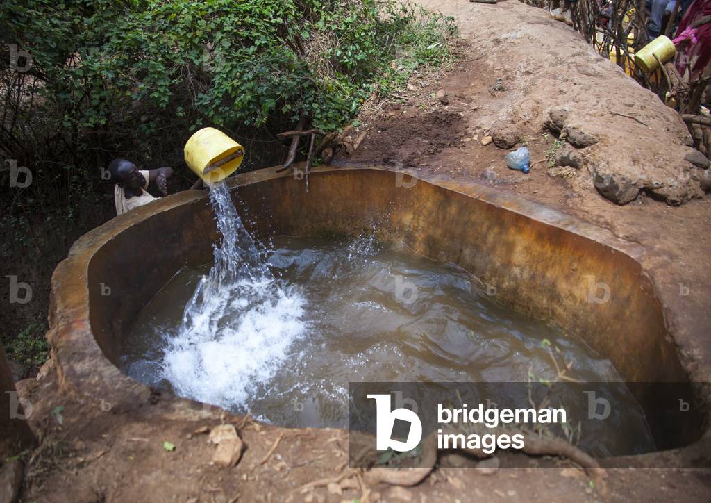 Gabbra tribe singing well, Marsabit district, Marsabit, Kenya, Africa (photo)