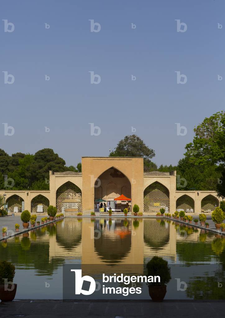 Hasht behesht palace lion statue, Isfahan province, Isfahan, Iran (photo)