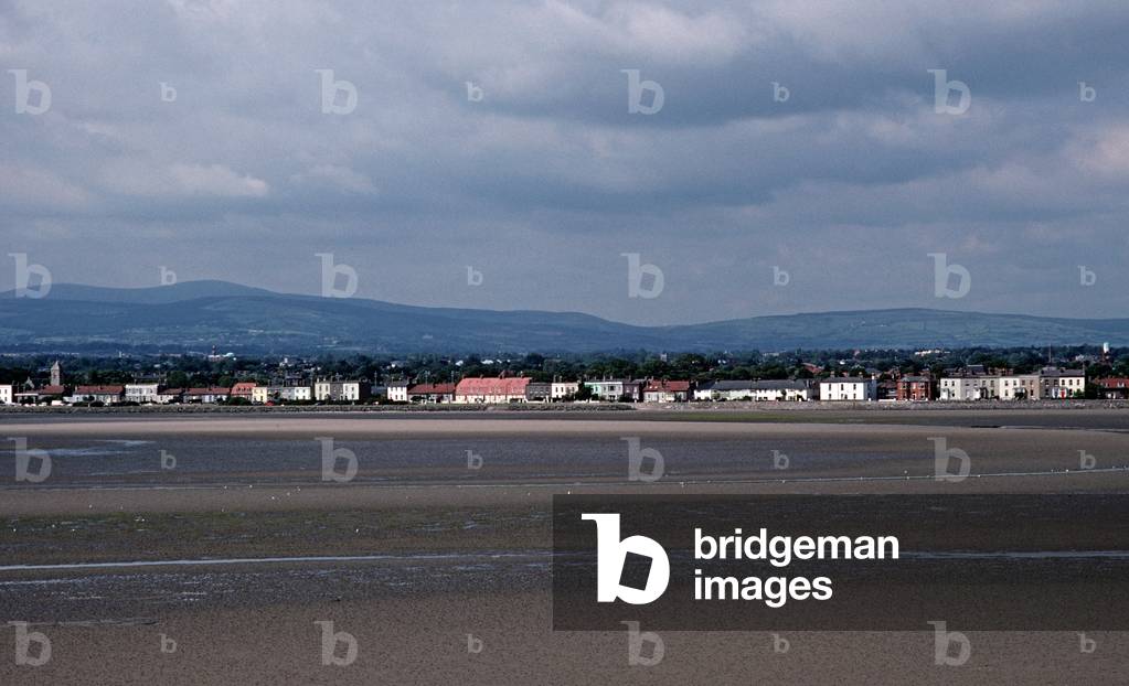 Sandymount Strand with the Wicklow Hills in the background, referred to in James Joyce 'Ulysses', Dublin, Ireland (photo)