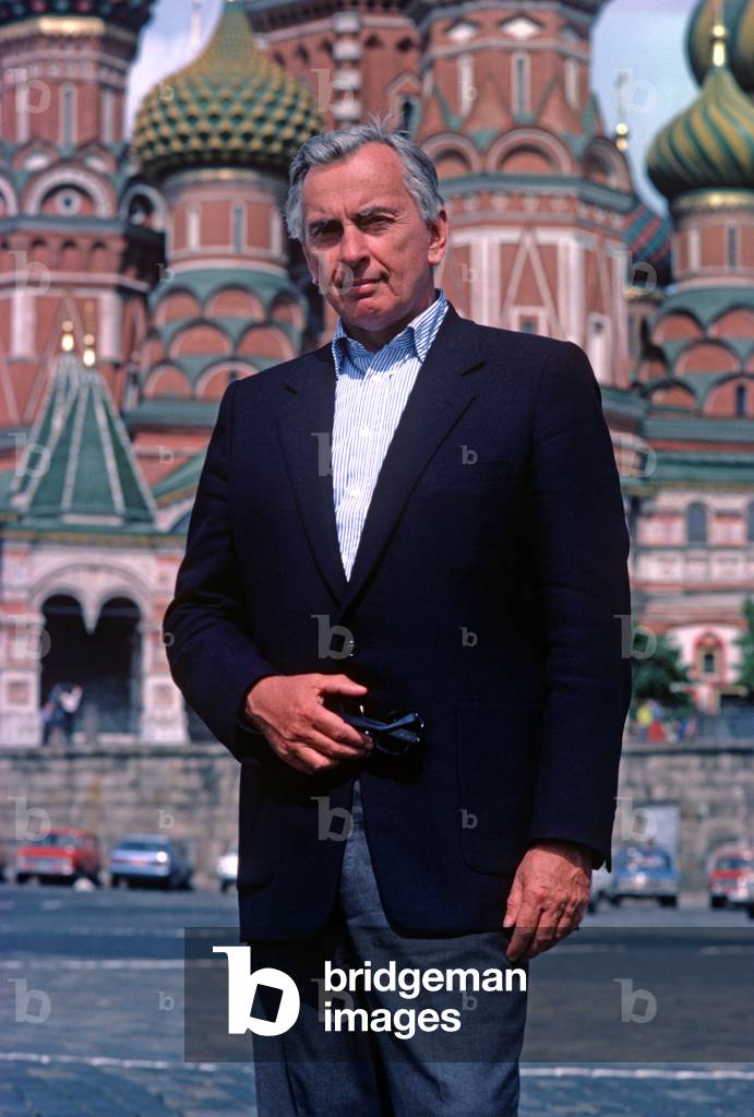 Gore Vidal standing in front of Saint Basil's Cathedral, Moscow, Russia, 1982 (photo)