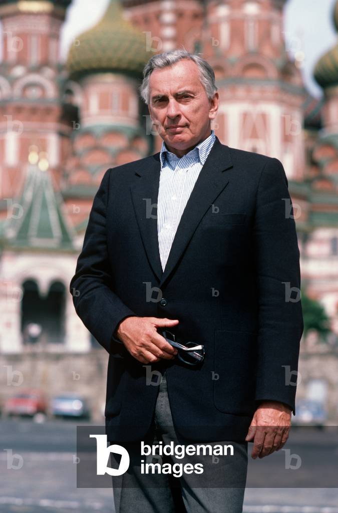 Gore Vidal standing in front of Saint Basil's Cathedral, Moscow, Russia, 1982 (photo)