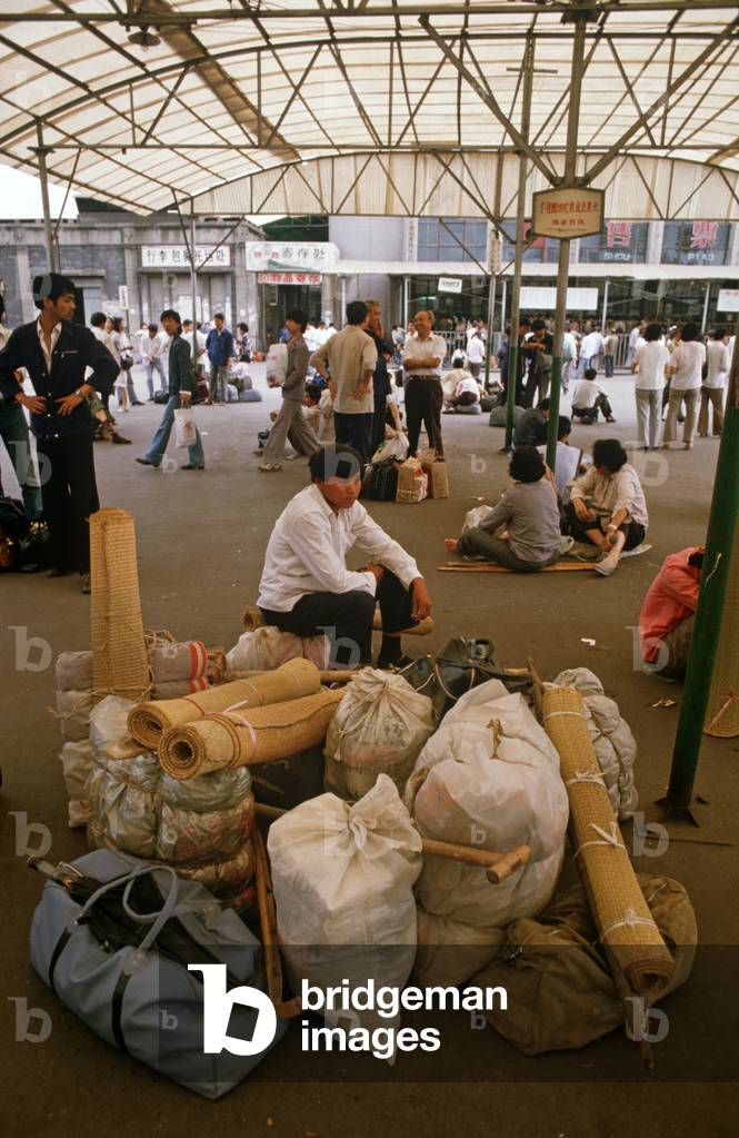 Travellers waiting outside Hangzhou Railway Station, Hangzhou, Zhejiang Province, China (photo)