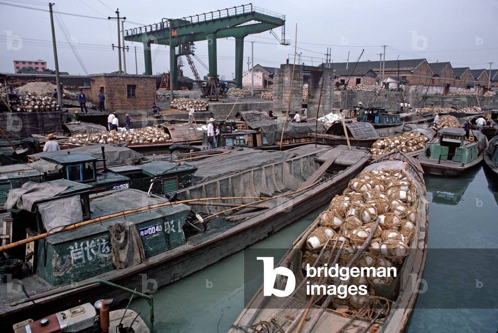 Rice wine containers on barges in Shaoxing waterways depot, China (photo)