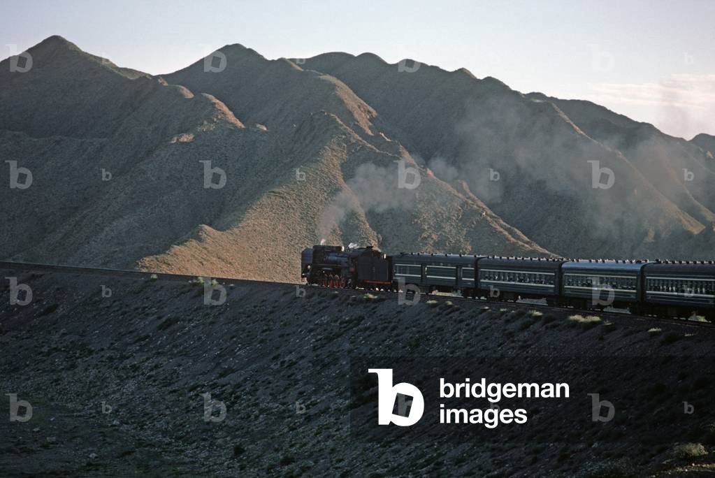 Yinchuan Lanzhou Railway, Ningxia Hui Province, China (photo)