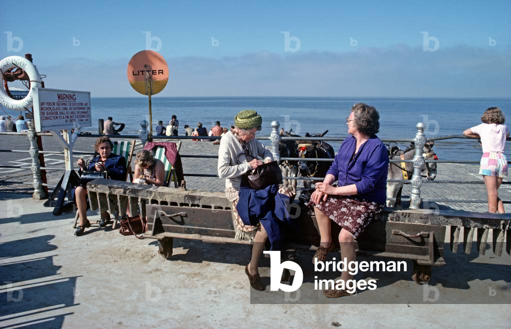 Blackpool holiday makers at seaside, Blackpool, Lancashire (photo)
