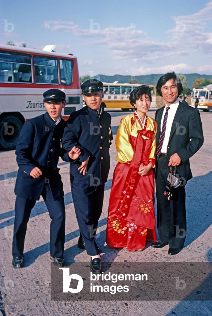 Students gatecrashing a newlywed couple photo session, Bomun Lake resort, South Korea, Asia (photo)