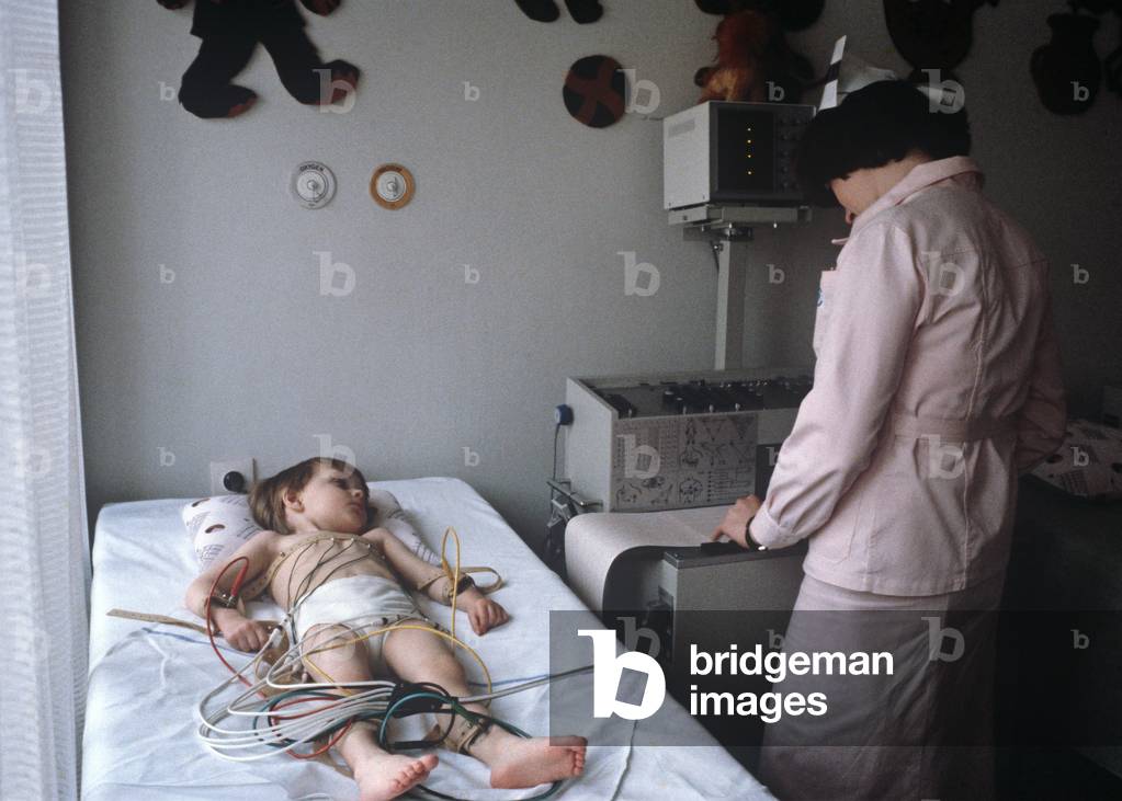 Taking an, Electrocardiogram, ECG, of a child patient in Polish children's clinic, Warsaw, Poland, 1979 (photo)