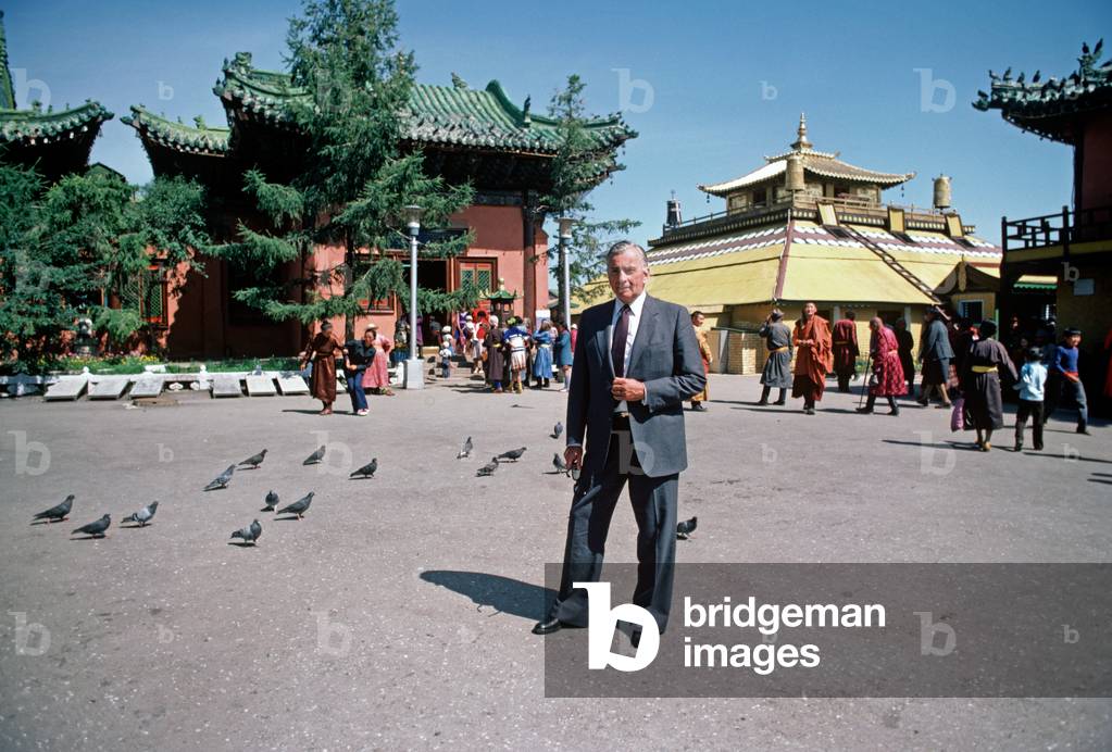 Gore Vidal in front of Tsogchin Temple in Ulan Bator, Mongolia, 1982 (photo)