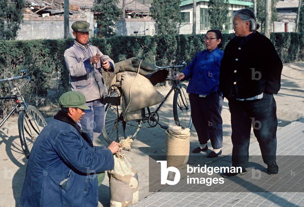 Street vendors, Nanjing, China, 1979 (photo)