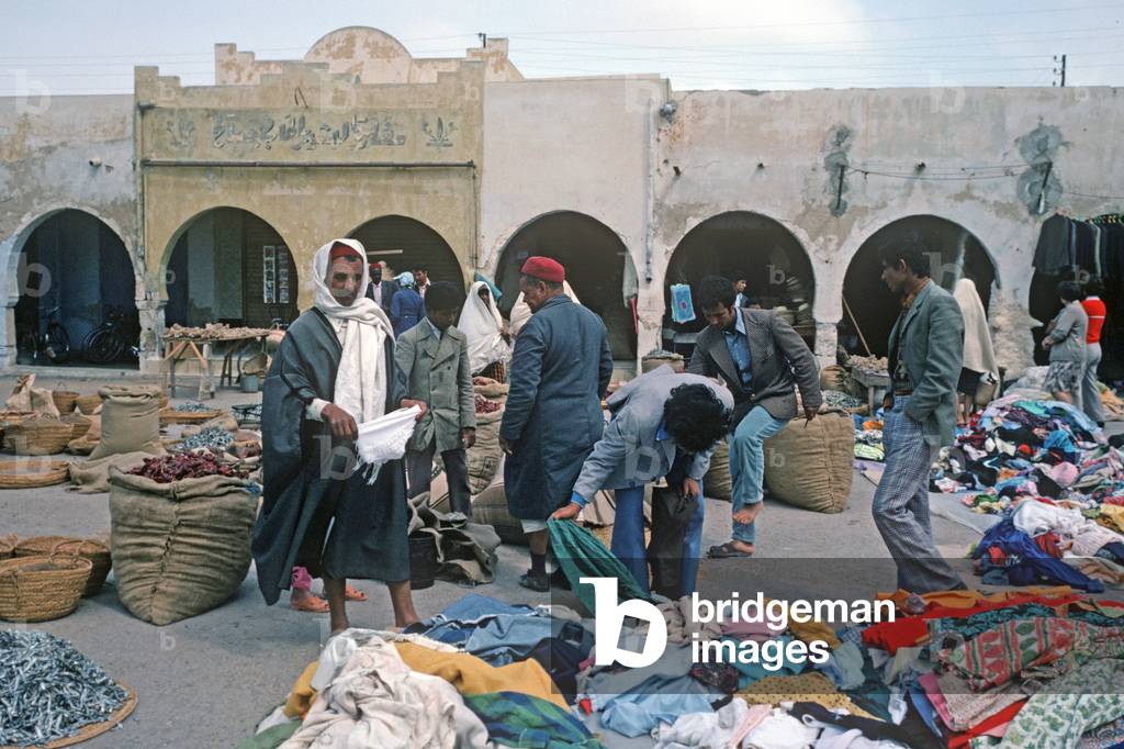 Arab Berger second hand clothes market, South Tunisia, North Africa (photo)