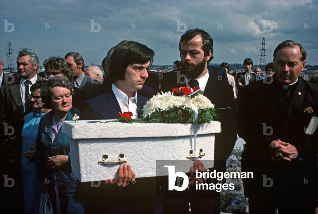 Maguire Family Funeral of 3 Children killed when a car driven by an IRA volunteer Danny Lennon ploughed into them after having been shot by the British Army, Northern Ireland, 1976 (photo)