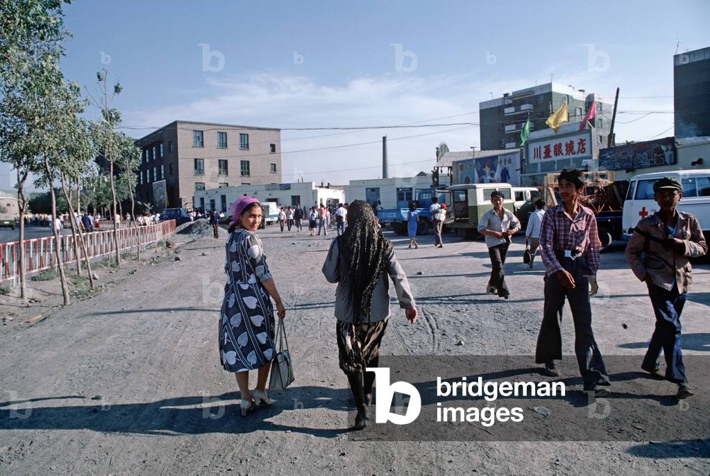 Uyghur women in Urumqi street, Xinjiang Province, China, 1985 (photo)
