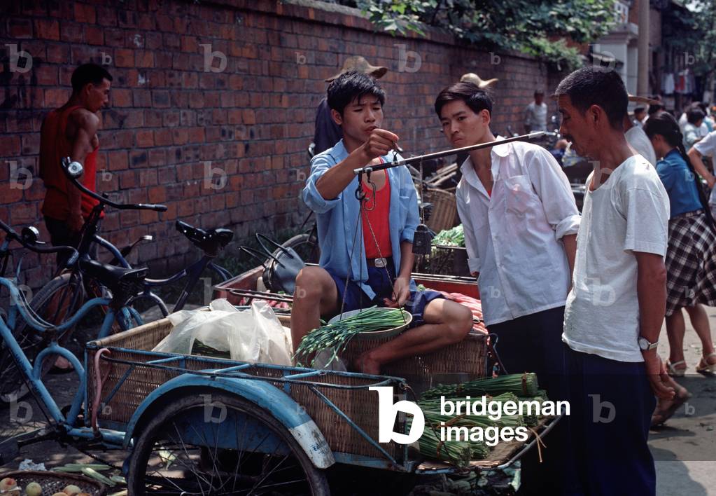 weighing vegetables in Chengdu market, Chengdu, Sichuan Province, China (photo)