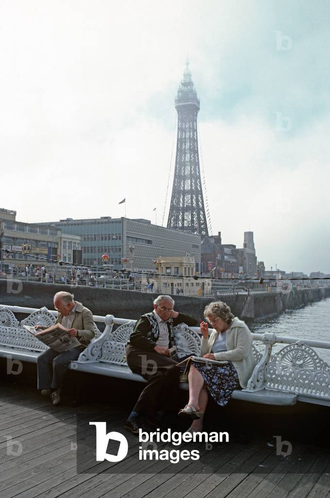 Holiday makers at Blackpool, summer holiday season, Lancashire (photo)